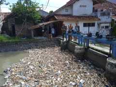 Kali Cipanggilingan Subang dipenuhi sampah diduga buangan  TPA dan `home industry`